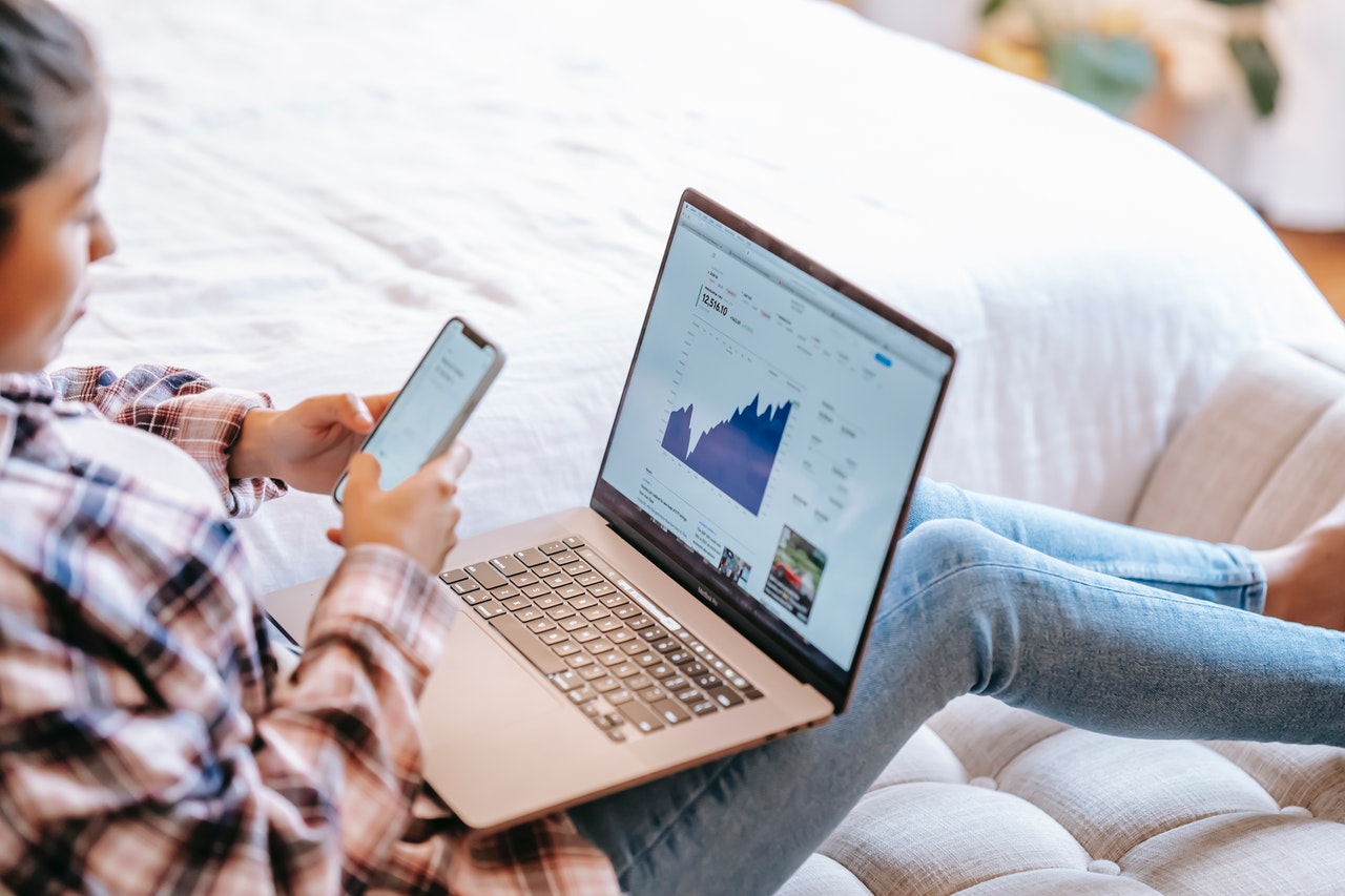 retirement planning in Singapore: featuring woman monitor the graph of her investment